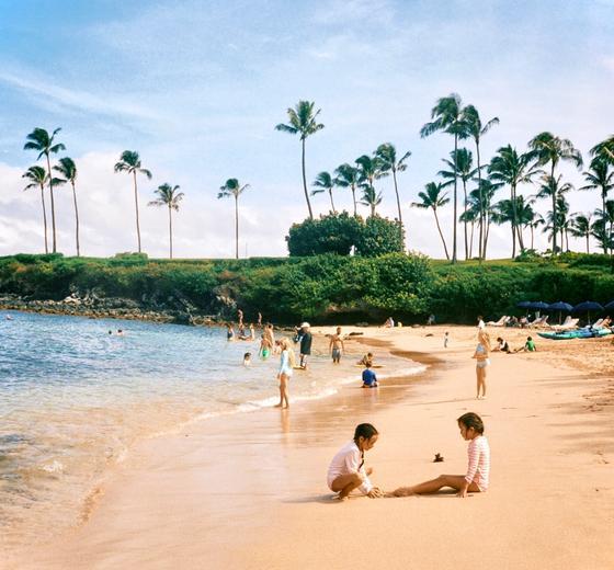 Children planing in the beaches of Maui, Hawaii captured on a Contact T3 by Natalie Carrasco